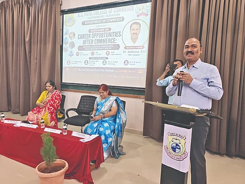 ವಿಜಯಪುರದ ಎ.ಎಸ್. ಪಾಟೀಲ ವಾಣಿಜ್ಯ ಮಹಾವಿದ್ಯಾಲಯದಲ್ಲಿ ಹಮ್ಮಿಕೊಂಡಿದ್ದ ಬಿಕಾಂ ನಂತರದ ವೃತ್ತಿ ಅವಕಾಶಗಳು ಕುರಿತು ಏಕದಿನ ಕಾರ್ಯಾಗಾರದಲ್ಲಿ ಡಾ. ಔದ್ರಾಮ ಉಪನ್ಯಾಸ ನೀಡಿದರು. ಭಾರತಿ ಮಠ, ನಿವೇದಿತಾ ಬಳ್ಳೂರಗಿ ಇದ್ದಾರೆ.