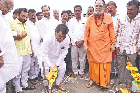 ಬಬಲೇಶ್ವರ ಪಟ್ಟಣದಲ್ಲಿ ವಿವಿಧ ಅಭಿವೃದ್ಧಿ ಕಾಮಗಾರಿಗಳಿಗೆ ಸಚಿವ ಎಂ.ಬಿ. ಪಾಟೀಲ ಭೂಮಿಪೂಜೆ ನೆರವೇರಿಸಿದರು. ಮಹಾದೇವ ಶಿವಾಚಾರ್ಯರು, ಈರನಗೌಡ ಬಿರಾದಾರ, ಮಲ್ಲು ದಳವಾಯಿ ಮತ್ತಿತರರಿದ್ದಾರೆ.