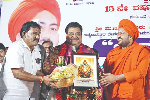 ವಿಜಯಪುರದ ಆಶ್ರಮ ರಸ್ತೆಯಲ್ಲಿರುವ ಆನಂದ ನಗರದಲ್ಲಿ ದಾನಮ್ಮದೇವಿ ದೇವಸ್ಥಾನದ ಜಾತ್ರಾ ಮಹೋತ್ಸವದಲ್ಲಿ ಸಚಿವ ಎಂ.ಬಿ. ಪಾಟೀಲರನ್ನು ಸನ್ಮಾನಿಸಲಾಯಿತು. ಶ್ರೀಗುರು ಅಭಿನವ ಮೃತ್ಯುಂಜಯ ಸ್ವಾಮೀಜಿ ಮತ್ತಿತರರಿದ್ದಾರೆ.