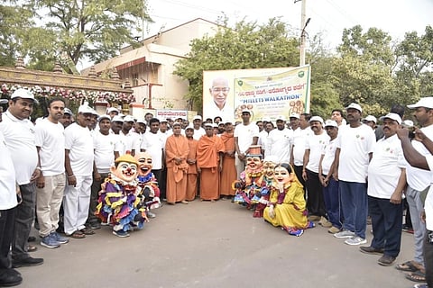 ವಿಜಯಪುರದ ಜ್ಞಾನಯೋಗಾಶ್ರಮದಲ್ಲಿ ಹಮ್ಮಿಕೊಂಡಿದ್ದ ಸಿರಿಧಾನ್ಯ ನಡಿಗೆ ಕಾರ್ಯಕ್ರಮಕ್ಕೆ ಜಿಲ್ಲಾಽಕಾರಿ ಡಾ. ಆನಂದ ಕೆ. ಚಾಲನೆ ನೀಡಿದರು.ಬಸವಲಿಂಗ ಸ್ವಾಮೀಜಿ, ಶ್ರದ್ಧಾನಂದ ಸ್ವಾಮೀಜಿ ಮತ್ತಿತರರಿದ್ದಾರೆ.