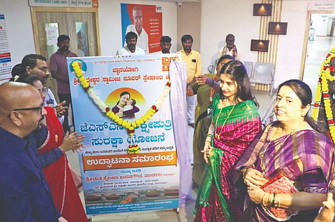 ವಿಜಯಪುರದ ಜೆಎಸ್‌ಎಸ್ ಆಸ್ಪತ್ರೆಯಲ್ಲಿ ನೂತನವಾಗಿ ಜಾರಿಗೆ ತಂದ ಜೆಎಸ್‌ಎಸ್ ಲಕ್ಷ್ಮಿಪುತ್ರಿ ಸುರಕ್ಷಾ ಯೋಜನೆಗೆ ಶೈಲಜಾ ಪಾಟೀಲ ಯತ್ನಾಳ ಹಾಗೂ ಅಬೋಲಿ ಪಾಟೀಲ ಯತ್ನಾಳ ಚಾಲನೆ ನೀಡಿದರು. ಡಾ. ರವಿ ಆರ್.ಬಿ (ನಾಯ್ಕ), ಡಾ. ವೀಣಾ ದಿವಟೆರ ಮತ್ತಿತರರಿದ್ದಾರೆ.