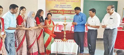 ವಿಜಯಪುರದ ರಾಮಕೃಷ್ಣ ವಿವೇಕಾನಂದ ಆಶ್ರಮದಲ್ಲಿ ಹಮ್ಮಿಕೊಂಡಿದ್ದ ನಾಗರಿಕ ಪೌರತ್ವ ತರಬೇತಿ ಶಿಬಿರವನ್ನು ಪ್ರೊ. ವಿಜಯಾ ಕೋರಿಶೆಟ್ಟಿ ಉದ್ಘಾಟಿಸಿದರು. ಸಕ್ಪಾಲ್ ಹೂವಣ್ಣ, ಅಶೋಕಕುಮಾರ ಸುರಪುರ ಮತ್ತಿತರರಿದ್ದಾರೆ.