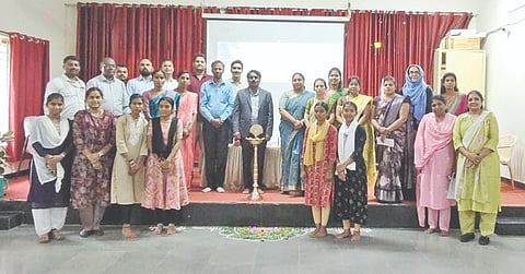 ವಿಜಯಪುರದ ಬಂಗಾರಮ್ಮ ಸಜ್ಜನ ಕಲಾ, ವಾಣಿಜ್ಯ ಹಾಗೂ ವಿಜ್ಞಾನ ಮಹಿಳಾ ಮಹಾವಿದ್ಯಾಲಯದಲ್ಲಿ ನೂತನ ವಿದ್ಯಾರ್ಥಿಗಳಿಗಾಗಿ ದೀಕ್ಷಾರಂಭ ಕಾರ್ಯಕ್ರಮ ನಡೆಯಿತು. ವೈ. ತಮ್ಮಣ್ಣ, ಭಕ್ತಿ ಮಹೀಂದ್ರಕರ್, ವಿ.ಎಸ್. ನಂದೀಶ ಮತ್ತಿತರರಿದ್ದಾರೆ.