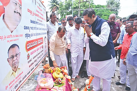 ವಿಜಯಪುರ ನಗರದಲ್ಲಿ ವಿವಿಧ ಅಭಿವೃದ್ಧಿ ಕಾಮಗಾರಿಗಳಿಗೆ ಶಾಸಕ ಬಸನಗೌಡ ಪಾಟೀಲ ಯತ್ನಾಳ ಭೂಮಿಪೂಜೆ ನೆರವೇರಿಸಿದರು. ಎಂ.ಎಸ್. ಕರಡಿ, ಜವಾಹರ ಗೋಸಾವಿ, ಅಶೋಕ ನ್ಯಾಮಗೌಡ ಮತ್ತಿತರರಿದ್ದಾರೆ.