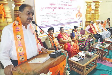 ವಿಜಯಪುರ ನಗರದ ರಾಜ್ಯ ಅಕ್ಕಮಹಾದೇವಿ ಮಹಿಳಾ ವಿವಿಯ ಕನ್ನಡ ಭವನದಲ್ಲಿ ಹಮ್ಮಿಕೊಂಡಿದ್ದ ವಿಶ್ವಗುರು ಬಸವೇಶ್ವರರ 893ನೇ ಜಯಂತ್ಯುತ್ಸವ ಉದ್ಘಾಟಿಸಿ ಶಂಕರ ಬಿದರಿ ಮಾತನಾಡಿದರು. ವಿಜಯಾ ಕೋರಿಶೆಟ್ಟಿ, ಶಂಕರಗೌಡ ಸೋಮನಾಳ ಮತ್ತಿತರರಿದ್ದಾರೆ.