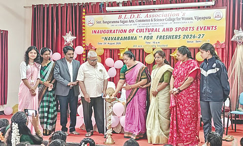 ವಿಜಯಪುರ ನಗರದ ಬಂಗಾರಮ್ಮ ಸಜ್ಜನ ಕಲಾ, ವಾಣಿಜ್ಯ ಹಾಗೂ ವಿಜ್ಞಾನ ಮಹಿಳಾ ಮಹಾವಿದ್ಯಾಲಯದಲ್ಲಿ ಹಮ್ಮಿಕೊಂಡಿದ್ದ ಸಾಂಸ್ಕೃತಿಕ ಹಾಗೂ ಕ್ರೀಡಾ ಕಾರ್ಯಕ್ರಮಗಳ ಉದ್ಘಾಟನೆಯನ್ನು ಗಣ್ಯರು ನೆರವೇರಿಸಿದರು. ವೈ. ತಮ್ಮಣ್ಣ, ಭಾರತಿ ಪಾಟೀಲ, ಬಿ.ಜಿ. ಮಠ, ರಾಧಿಕಾ ಕವಟಗಿ ಮತ್ತಿತರರಿದ್ದಾರೆ.