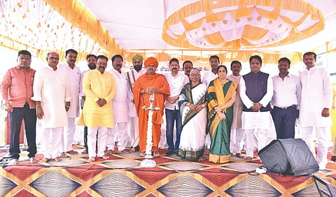 ವಿಜಯಪುರದ ನಗರದಲ್ಲಿ ಹಮ್ಮಿಕೊಂಡಿದ್ದ ವೇದಾಂತ ಕೇಸರಿ ಸೌಹಾರ್ದ ಸಹಕಾರಿ ಸಂಘ ನಿಯಮಿತದ ಉದ್ಘಾಟನೆಯನ್ನು ಗಣ್ಯರು ನೆರವೇರಿಸಿದರು. ಹರ್ಷಗೌಡ ಪಾಟೀಲ, ಬಸವರಾಜ ಯಲಿಗಾರ, ಮುರುಘೇಂದ್ರ ಸ್ವಾಮೀಜಿ, ಉಮೇಶ ವಂದಾಲ, ಮಲ್ಲು ಕಲಾದಗಿ ಮತ್ತಿತರರಿದ್ದಾರೆ.