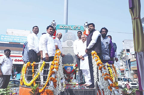 ಹುತಾತ್ಮರ ದಿನದ ನಿಮಿತ್ತ ವಿಜಯಪುರದ ನಗರದ ಹುತಾತ್ಮರ (ಮೀನಾಕ್ಷಿ ಚೌಕ್) ವೃತ್ತದಲ್ಲಿರುವ ಸ್ಮಾರಕಕ್ಕೆ ಪುಷ್ಪಾರ್ಚನೆ ಸಲ್ಲಿಸಲಾಯಿತು. ಡಾ.ಆನಂದ ಕೆ, ರಿಷಿ ಆನಂದ, ಎಂ.ಎಸ್. ಕರಡಿ ಮತ್ತಿತರರಿದ್ದಾರೆ.