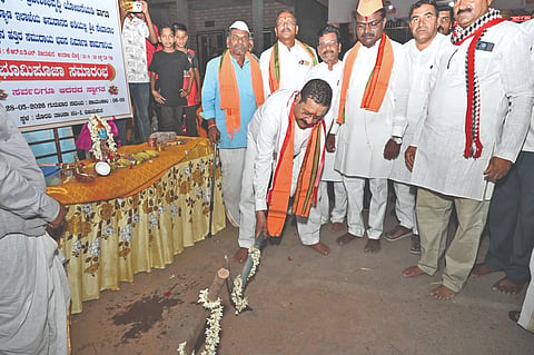 ವಿಜಯಪುರ ಹೊರ ವಲಯದ ತೊರವಿ ತಾಂಡಾ ನಂ.1ರಲ್ಲಿ ಸೇವಾಲಾಲ್ ದೇವಸ್ಥಾನದ ಬಳಿ ಸಮುದಾಯ ಭವನ ನಿರ್ಮಾಣ ಕಾಮಗಾರಿಗೆ ಶಾಸಕ ಬಸನಗೌಡ ಪಾಟೀಲ ಯತ್ನಾಳ ಭೂಮಿ ಪೂಜೆ ನೆರವೇರಿಸಿದರು. ಚಂದ್ರು ಚೌಧರಿ, ಮೋಹನ ಮಹಾರಾಜ್, ತುಳಸಿಂಗ್ ನಾಯಕ ಮತ್ತಿತರರಿದ್ದಾರೆ.