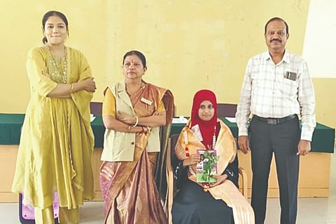 ವಿಜಯಪುರದ ಅಕ್ಕಮಹಾದೇವಿ ಮಹಿಳಾ ವಿವಿಯಲ್ಲಿ ಎಂ.ಎ. ಪದವಿಯಲ್ಲಿ ಐದು ಚಿನ್ನದ ಪದಕ ಪಡೆದ ವಿದ್ಯಾರ್ಥಿನಿ ಸಬಾ ಕುಡಚಿ ಅವರನ್ನು ಸನ್ಮಾನಿಸಲಾಯಿತು. ವಿಜಯಾ ಕೋರಿಶೆಟ್ಟಿ, ಎಂ.ಪಿ. ಬಳಿಗಾರ, ಸಮೀನಾ ಸಿಂದಗೀಕರ ಇದ್ದರು.