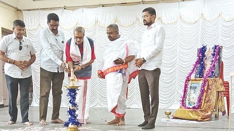 ವಿಜಯಪುರ ನಗರದ ಶ್ರೀಕೃಷ್ಣ ವಾದಿರಾಜ ಮಠದಲ್ಲಿ ಶ್ರೀವಾದಿರಾಜತೀರ್ಥರ ಜಯಂತಿ ಅಂಗವಾಗಿ ನಡೆದ ಭಜನಾ ಕಾರ್ಯಕ್ರಮವನ್ನು ಗೋಪಾಲ ನಾಯಕ ಉದ್ಘಾಟಿಸಿದರು. ವಾಸುದೇವಾಚಾರ್ಯ ಅಗ್ನಿಹೋತ್ರಿ, ಪ್ರಕಾಶ ಅಕ್ಕಲಕೋಟ, ವಿಕಾಸ ಪದಕಿ ಮತ್ತಿತರರಿದ್ದಾರೆ.