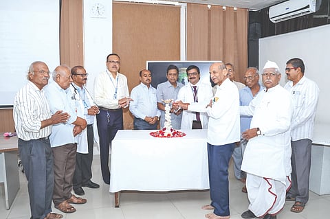 ವಿಜಯಪುರದ ಬಿ.ಎಂ. ಪಾಟೀಲ ವೈದ್ಯಕೀಯ ಮಹಾವಿದ್ಯಾಲಯ, ಆಸ್ಪತ್ರೆ ಮತ್ತು ಸಂಶೋಧನ ಕೇಂದ್ರದಲ್ಲಿ ಹಮ್ಮಿಕೊಂಡಿದ್ದ ಹಿರಿಯ ನಾಗರಿಕರ ಮೇಲಿನ ದೌರ್ಜನ್ಯ ತಡೆ ಮತ್ತು ಜಾಗೃತಿ ಕುರಿತು ಕಾರ್ಯಕ್ರಮವನ್ನು ಗಣ್ಯರು ಉದ್ಘಾಟಿಸಿದರು. ಜಗದೀಶ ಕೆ., ರಘುವೀರ ಕುಲಕರ್ಣಿ, ಸಂಜೀವ ಬೆಂಟೂರ ಮತ್ತಿತರರಿದ್ದಾರೆ.