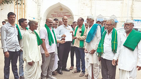 ವಿಜಯಪುರ ಜಿಲ್ಲೆಯನ್ನು ತಕ್ಷಣವೇ ಬರಗಾಲ ಪೀಡಿತವೆಂದು ಘೋಷಿಸುವುದು ಸೇರಿ ಮುಂತಾದ ಬೇಡಿಕೆಗಳನ್ನು ಈಡೇರಿಸಲು ಆಗ್ರಹಿಸಿ ಅಖಂಡ ಕರ್ನಾಟಕ ರೈತ ಸಂಘದ ಪದಾಧಿಕಾರಿಗಳು ವಿಜಯಪುರದಲ್ಲಿ ಅಪರ ಜಿಲ್ಲಾಧಿಕಾರಿ ಡಾ. ಔದ್ರಾಮಗೆ ಮನವಿ ಸಲ್ಲಿಸಿದರು. ಅರವಿಂದ ಕುಲಕರ್ಣಿ, ಬಸವರಾಜ ಸಿದ್ಧಾಪುರ, ಬಸವರಾಜ ಸಿದ್ಧಾಪುರ ಮತ್ತಿತರರಿದ್ದಾರೆ.