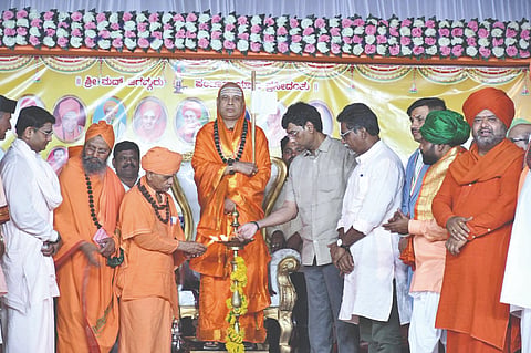 ವಿಜಯಪುರ ತಾಲೂಕಿನ ಹೊನಗನಹಳ್ಳಿ-ಸವನಹಳ್ಳಿಯ ಆತ್ಮಾನಂದ ಆಶ್ರಮದಲ್ಲಿ ಹಮ್ಮಿಕೊಂಡಿದ್ದ ಮಲ್ಲಿಕಾರ್ಜುನ ಸ್ವಾಮಿಗಳ 5ನೇ ಪುಣ್ಯಸ್ಮರಣೆ ಕಾರ್ಯಕ್ರಮವನ್ನು ಗಣ್ಯರು ಉದ್ಘಾಟಿಸಿದರು. ಸುನೀಲಗೌಡ ಪಾಟೀಲ, ಡಾ. ಚನ್ನಮಲ್ಲಿಕಾರ್ಜುನ ಪಂಡಿತಾರಾಜ್ಯ ಶಿವಾಚಾರ್ಯರು, ಮುರುಗೇಂದ್ರ ಸ್ವಾಮೀಜಿ ಮತ್ತಿತರರಿದ್ದಾರೆ.