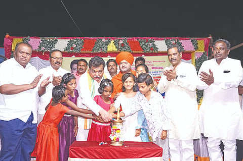 ಬಬಲೇಶ್ವರ ತಾಲೂಕಿನ ಮದಗುಣಕಿ ವಿವಿಧ ಅಭಿವೃದ್ಧಿ ಕಾಮಗಾರಿಗಳ ಉದ್ಘಾಟನಾ ಸಮಾರಂಭವನ್ನು ಸಚಿವ ಎಂ.ಬಿ. ಪಾಟೀಲ ಉದ್ಘಾಟಿಸಿದರು. ಬಸವರಾಜ ತಳವಾರ, ಅಭಿನವ ಮುರುಗೇಂದ್ರ ಸ್ವಾಮೀಜಿ, ಮುತ್ತಪ್ಪ ಶಿವಣ್ಣವರ ಮತ್ತಿತರರಿದ್ದಾರೆ.