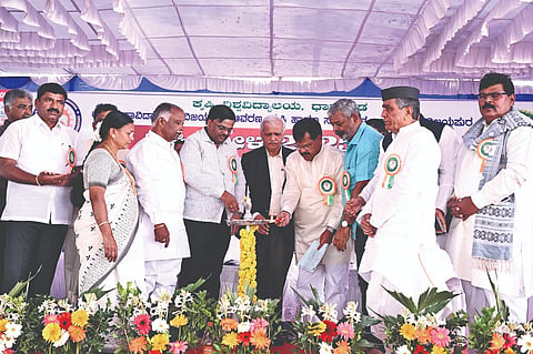 ವಿಜಯಪುರ ಹೊರ ವಲಯದ ಪ್ರಾದೇಶಿಕ ಸಂಶೋಧನಾ ಕೇಂದ್ರ (ಹಿಟ್ನಳ್ಳಿ ಫಾರ್ಮ್) ದಲ್ಲಿ ಹಮ್ಮಿಕೊಂಡಿರುವ ಕೃಷಿ ಮೇಳ 2025-26 ಕಾರ್ಯಕ್ರಮಕ್ಕೆ ಗಣ್ಯರು ಚಾಲನೆ ನೀಡಿದರು. ವಿಠಲ ಕಟಕದೊಂಡ, ಸಂಗಮೇಶ ಬಬಲೇಶ್ವರ, ಪಿ.ಎಲ್. ಪಾಟೀಲ ಮತ್ತಿತರರಿದ್ದಾರೆ.