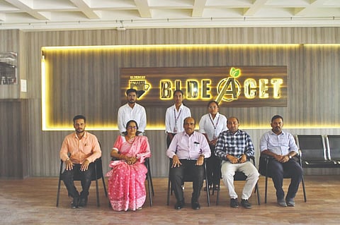 ವಿವಿಧ ಕಂಪನಿಗಳಿಗೆ ಆಯ್ಕೆಯಾದ ವಿಜಯಪುರದ ವಚನ ಪಿತಾಮಹ ಡಾ. ಪಿ.ಜಿ. ಹಳಕಟ್ಟಿ ಇಂಜಿನಿಯರಿAಗ್ ಮತ್ತು ತಂತ್ರಜ್ಞಾನ ಮಹಾವಿದ್ಯಾಲಯದ ವಿದ್ಯಾರ್ಥಿಗಳೊಂದಿಗೆ ಉಪ ಪ್ರಾಚಾರ್ಯೆ ಲೀನಾ ರಾಘ, ವಿಭಾಗದ ಮುಖ್ಯಸ್ಥ ಎ.ಎಸ್. ಜಾಧವ ಮತ್ತಿತರರಿದ್ದಾರೆ.