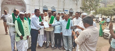 ಮೆಕ್ಕೆಜೋಳ ಖರೀದಿಗೆ ವಿಧಿಸಿದ ಮಾನದಂಡ ರದ್ದುಪಡಿಸುವಂತೆ ಒತ್ತಾಯಿಸಿ ಅಖಂಡ ಕರ್ನಾಟಕ ರೈತ ಸಂಘದ ಪದಾಧಿಕಾರಿಗಳು ವಿಜಯಪುರದಲ್ಲಿ ಅಪರ ಜಿಲ್ಲಾಧಿಕಾರಿ ಸೋಮನಿಂಗ ಗೆಣ್ಣೂರ ಅವರಿಗೆ ಮನವಿ ಸಲ್ಲಿಸಿದರು. ಅರವಿಂದ ಕುಲಕರ್ಣಿ, ಸದಾಶಿವ ಬಟರಗಿ, ಹೊನ್ನಪ್ಪ ಗೋಟ್ಯಾಳ ಮತ್ತಿತರರಿದ್ದಾರೆ.
