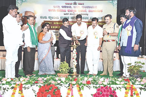 ವಿಜಯಪುರ ನಗರದ ಕಂದಗಲ್ಲ ಹನುಮಂತರಾಯ ರಂಗಮಂದಿರದಲ್ಲಿ ಹಮ್ಮಿಕೊಂಡಿದ್ದ ಹಸಿರು ಕ್ರಾಂತಿ ಹರಿಕಾರ ಡಾ. ಬಾಬು ಜಗಜೀವನ ರಾಂ ಅವರ ಜಯಂತಿ ಕಾರ್ಯಕ್ರಮವನ್ನು ಗಣ್ಯರು ಉದ್ಘಾಟಿಸಿದರು. ಡಾ. ಆನಂದ ಕೆ., ರಿಷಿ ಆನಂದ, ವಿಠಲ ಕಟಕಧೋಂಡ ಮತ್ತಿತರರಿದ್ದಾರೆ.