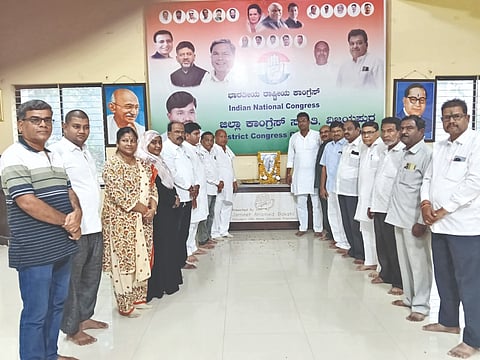 ವಿಜಯಪುರದ ಜಿಲ್ಲಾ ಕಾಂಗ್ರೆಸ್ ಕಾರ್ಯಾಲಯದಲ್ಲಿ ಮಾಜಿ ಉಪಪ್ರಧಾನಿ ದಿ. ಡಾ. ಬಾಬು ಜಗಜೀವನರಾಮ್ ಅವರ ೪೦ನೇ ಪುಣ್ಯಸ್ಮರಣೆ ನಡೆಯಿತು. ಅಬ್ದುಲ್‌ಹಮೀದ ಮುಶ್ರೀ-À, ಗಂಗಾಧರ ಸಂಬಣ್ಣಿ, ವಸಂತ ಹೊನಮೋಡೆ ಮತ್ತಿತರರಿದ್ದಾರೆ.
