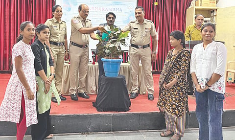 ವಿಜಯಪುರದ ಬಂಗಾರಮ್ಮ ಸಜ್ಜನ ಕಲಾ, ವಾಣಿಜ್ಯ ಹಾಗೂ ವಿಜ್ಞಾನ ಮಹಿಳಾ ಮಹಾವಿದ್ಯಾಲಯದಲ್ಲಿ ಹಮ್ಮಿಕೊಂಡಿದ್ದ ಸೈಬರ್ ಕ್ರೈಂ ಸುರಕ್ಷತೆ ಕಾರ್ಯಕ್ರಮವನ್ನು ಗಣ್ಯರು ಉದ್ಘಾಟಿಸಿದರು. ಎಂ.ಎಂ. ಕುರುವಿನಶೆಟ್ಟಿ, ವೈ. ತಮ್ಮಣ್ಣ, ಎ.ಎಚ್. ಪಾಟೀಲ ಮತ್ತಿತರರಿದ್ದಾರೆ.