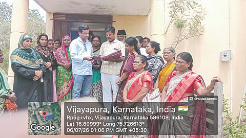 ಹಬೀಬ ನಗರವನ್ನು ಕಂದಾಯ ಗ್ರಾಮವನ್ನಾಗಿ ಮಾಡುವಂತೆ ಒತ್ತಾಯಿಸಿ ಬಿಜಾಪುರ ನಗರ ಸ್ಲಂ ಅಭಿವೃದ್ಧಿ ಸಮಿತಿ ವತಿಯಿಂದ ವಿಜಯಪುರದಲ್ಲಿ ಕರ್ನಾಟಕ ಕೊಳಗೇರಿ ಅಭಿವೃದ್ಧಿ ಇಲಾಖೆ ಕಚೇರಿಗೆ ಮನವಿ ಸಲ್ಲಿಸಲಾಯಿತು. ಮುತ್ತು ಭೋವಿ, ಮೀನಾಕ್ಷಿ ಕಾಲೇಬಾಗ, ಅಕ್ರಂ ಮಾಶ್ಯಾಳಕರ, ಸಿಸ್ಟರ್ ಅಸುಂತಾ ಮತ್ತಿತರರಿದ್ದಾರೆ.