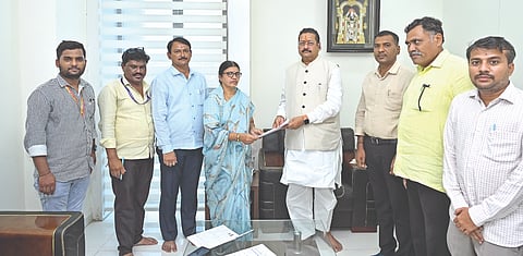ಎಸ್‌ಐಆರ್ ಪ್ರಕ್ರಿಯೆ ಆರಂಭಗೊAಡ ಹಿನ್ನೆಲೆ ಬಿಎಲ್‌ಒ ಮತ್ತು ಅಽಕಾರಿಗಳ ತಂಡದವರು ವಿಜಯಪುರ ನಗರದ ಶಾಸಕ ಬಸನಗೌಡ ಪಾಟೀಲ ಯತ್ನಾಳರ ರ ಮನೆಗೆ ಭೇಟಿ ನೀಡಿ -Áಮ್ ಭರ್ತಿ ಕಾರ್ಯ ನೆರವೇರಿಸಿದರು. ವಿಜಯಕುಮಾರ ಮೆಕ್ಕಳಕಿ ಮತ್ತಿತರರಿದ್ದಾರೆ.