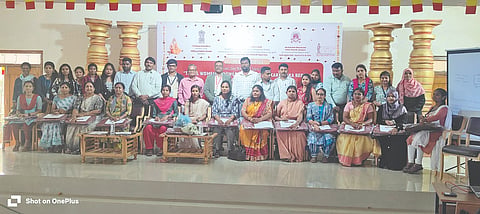 ವಿಜಯಪುರ ಹೊರ ವಲಯದ ರಾಜ್ಯ ಅಕ್ಕಮಹಾದೇವಿ ಮಹಿಳಾ ವಿವಿಯಲ್ಲಿ ಉತ್ತರ ಕರ್ನಾಟಕ ಭಾಗದ ಬುಡಕಟ್ಟು ಮಹಿಳೆಯರ ಸಬಲೀಕರಣ, ಸಮಸ್ಯೆಗಳು ಹಾಗೂ ಸವಾಲುಗಳು ಎಂಬ ವಿಷಯ ಕುರಿತು ರಾಷ್ಟ್ರೀಯ ವಿಚಾರ ಸಂಕೀರ್ಣ ಕಾರ್ಯಕ್ರಮ ನಡೆಯಿತು. ಪ್ರೊ. ಚಂದ್ರಶೇಖರ ಆರ್.ವಿ., ಸಕ್ಪಾಲ್ ಹೂವಣ್ಣ, ಬಿ.ಎಲ್. ಲಕ್ಕಣ್ಣನವರ ಮತ್ತಿತರರಿದ್ದಾರೆ.