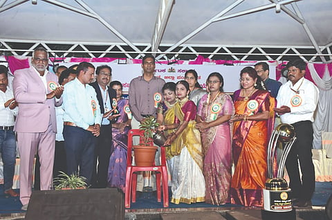 ವಿಜಯಪುರದ ಡಾ. ಬಿ.ಆರ್. ಅಂಬೇಡ್ಕರ್ ಸರ್ಕಾರಿ ಮೆಟ್ರಿಕ್ ಪೂರ್ವ ಬಾಲಕಿಯರ ವಸತಿ ನಿಲಯದ ಆವರಣದಲ್ಲಿ ಹಮ್ಮಿಕೊಂಡಿದ್ದ ವಸತಿ ನಿಲಯ ವಾಸ್ತವ್ಯ, ವಿವಿಧ ವಿನೂತನ ಕಾರ್ಯಕ್ರಮಗಳ ಸಮಾರೋಪ ಸಮಾರಂಭಕ್ಕೆ ಗಣ್ಯರು ಚಾಲನೆ ನೀಡಿದರು. ಡಾ.ಆನಂದ ಕೆ., ಮಹೇಶ ಪೋತದಾರ, ಭವಾನಿ ಪಾಟೀಲ ಮತ್ತಿತರರಿದ್ದಾರೆ.