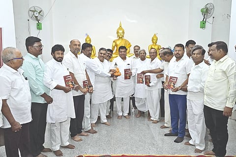 ವಿಜಯಪುರ ನಗರದ ಬುದ್ಧವಿಹಾರಕ್ಕೆ ಭೇಟಿ ನೀಡಿದ ಸಚಿವ ಎಂ. ಬಿ. ಪಾಟೀಲರನ್ನು ಸಮಿತಿ ಸದಸ್ಯರು ಪುಸ್ತಕ ನೀಡಿ ಗೌರವಿಸಿದರು. ರಾಜಶೇಖರ ಯಡಹಳ್ಳಿ, ಚಂದ್ರಶೇಖರ ಕೊಡಬಾಗಿ, ಅಡಿವೆಪ್ಪ ಸಾಲಗಲ ಮತ್ತಿತರರಿದ್ದಾರೆ.