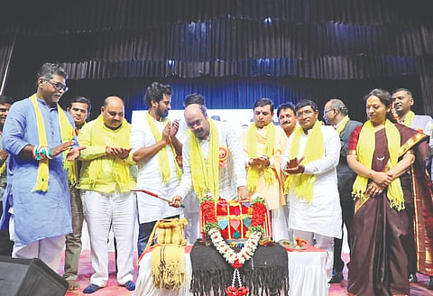 ವಿಜಯಪುರದ ಕಂದಗಲ್ಲ ಹನುಮಂತರಾಯ ರಂಗಮAದಿರದಲ್ಲಿ ಹಮ್ಮಿಕೊಂಡಿದ್ದ ಅಹಲ್ಯಾದೇವಿ ಹೋಳ್ಕರ ಜಯಂತಿ ಹಾಗೂ ಪ್ರತಿಭಾ ಪುರಸ್ಕಾರ ಸಮಾರಂಭವನ್ನು ಸಚಿವ ಯತೀಂದ್ರ ಸಿದ್ದರಾಮಯ್ಯ ಡಂಗುರ ಬಾರಿಸಿ ಕಾರ್ಯಕ್ರಮಕ್ಕೆ ಚಾಲನೆ ನೀಡಿದರು. ನಾಗಲಕ್ಷಿ÷್ಮÃ ಚೌಧರಿ, ಉಮೇಶ ಮೇಟಿ, ಸೋಮನಾಥ ಕಳ್ಳಿಮನಿ ಮತ್ತಿತರರಿದ್ದಾರೆ.