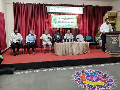 ವಿಜಯಪುರದ ಬಂಗಾರಮ್ಮ ಸಜ್ಜನ ಮಹಿಳಾ ಕಾಲೇಜಿನಲ್ಲಿ ಹಮ್ಮಿಕೊಂಡಿದ್ದ ಪ್ರಾ. ಎ.ಎಸ್. ಹಿಪ್ಪರಗಿ ಪ್ರತಿಷ್ಠಾನದ ವಾರ್ಷಿಕೋತ್ಸವ ಸಮಾರಂಭದಲ್ಲಿ ಎಸ್.ಎಂ. ಶೇಖ ಮಾತನಾಡಿದರು. ವಿ.ವಿ. ಮಳಗಿ, ವೈ. ತಮ್ಮಣ, ವಿ.ಡಿ.  ಐಹೊಳ್ಳಿ ಮತ್ತಿತರರಿದ್ದಾರೆ.