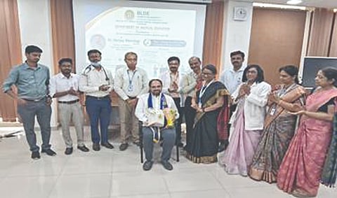 ವಿಜಯಪುರದ ಬಿ.ಎಂ. ಪಾಟೀಲ ವೈದ್ಯಕೀಯ ಮಹಾವಿದ್ಯಾಲಯದಲ್ಲಿ ಹಮ್ಮಿಕೊಂಡಿದ್ದ ವಿಶೇಷ ಉಪನ್ಯಾಸ ಕಾರ್ಯಕ್ರಮದಲ್ಲಿ ಡಾ. ಸಂಜಯ ನೀರಲಗಿ ಅವರನ್ನು ಕಾಲೇಜಿನ ವತಿಯಿಂದ ಸನ್ಮಾನಿಸಲಾಯಿತು. ತೇಜಸ್ವಿನಿ ವಲ್ಲಭ, ಮಂಜುನಾಥ ಕೋಟೆಣ್ಣವರ, ವಿಜಯಕುಮಾರ ಕಲ್ಯಾಣಪ್ಪಗೋಳ ಮತ್ತಿತರರಿದ್ದಾರೆ.