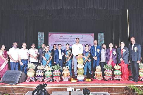 ವಿಜಯಪುರದ ಕಂದಗಲ್ಲ ಹನುಮಂತರಾಯ ರಂಗಮಂದಿರದಲ್ಲಿ ಹಮ್ಮಿಕೊಂಡಿದ್ದ ಅಂತಾರಾಷ್ಟ್ರೀಯ ಮಹಿಳಾ ದಿನಾಚರಣೆಗೆ ಗಣ್ಯರು ಚಾಲನೆ ನೀಡಿದರು.ಡಾ. ಆನಂದ ಕೆ., ಕೆ.ಕೆ. ಚೌವಾಣ ಮತ್ತಿತರರಿದ್ದಾರೆ.