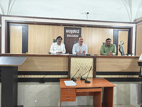 ವಿಜಯಪುರದ ಜಿಲ್ಲಾಧಿಕಾರಿಗಳ ಕಚೇರಿ ಸಭಾಂಗಣದಲ್ಲಿ ನಡೆದ ಸ್ಪರ್ಧಾತ್ಮಕ ಪರೀಕ್ಷೆಗೆ ಪೂರ್ವಭಾವಿ ಸಭೆಯಲ್ಲಿ ಡಾ.ಔದ್ರಾಮ ಮಾತನಾಡಿದರು. ಹಣಮಂತಪ್ಪ ಕಾಲತಿಪ್ಪಿ, ಚಂದ್ರಶೇಖರ ಹೊಸಮನಿ ಮತ್ತಿತರರಿದ್ದಾರೆ.