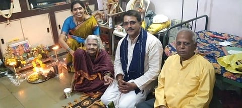 ವಿಜಯಪುರದ ಗುಜ್ಜರಗಲ್ಲಿ ಗುರುವಿಠಲ ಕೃಪಾ ಭವನದಲ್ಲಿ ವ್ಯಾಸರಾಯರ ಆರಾಧನೆ ನಡೆಯಿತು. ಶಾಂತಾ ಕೌತಾಳ, ಕಲ್ಯಾಣರಾವ್ ದೇಶಪಾಂಡೆ ಮತ್ತಿತರರಿದ್ದಾರೆ.