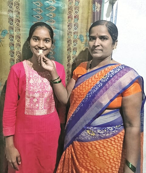 ದ್ವಿತೀಯ ಪಿಯುಸಿ ಕಲಾ ವಿಭಾಗದಲ್ಲಿ ರಾಜ್ಯಕ್ಕೆ ತೃತೀಯ ಸ್ಥಾನ ಪಡೆದ ಹಿನ್ನೆಲೆ ವಿದ್ಯಾರ್ಥಿನಿ ಲಕ್ಷ್ಮೀ ಗೆ ತಾಯಿ ಶೋಭಾ ನಂದೂರ ಸಿಹಿ ತಿನಿಸಿ ಸಂಭ್ರಮಿಸಿದರು.