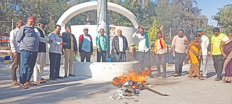 ವಿಜಯಪುರದ ಡಾ. ಬಿ.ಆರ್. ಅಂಬೇಡ್ಕರ್ ವೃತ್ತದಲ್ಲಿ ಸರ್ಕಾರಿ ವೈದ್ಯಕೀಯ ಕಾಲೇಜು ಸ್ಥಾಪನಾ ಹೋರಾಟ ಸಮಿತಿ ಸದಸ್ಯರು ಶಾಸಕ ಬಸನಗೌಡ ಪಾಟೀಲ ಯತ್ನಾಳ ಪ್ರತಿಕೃತಿ ದಹಿಸಿದರು. ಅರವಿಂದ ಕುಕರ್ಣಿ, ಅಕ್ರಂ ಮಾಶಾಳ್ಕರ, ಭರತಕುಮಾರ ಎಚ್.ಟಿ. ಮತ್ತಿತರರಿದ್ದಾರೆ.