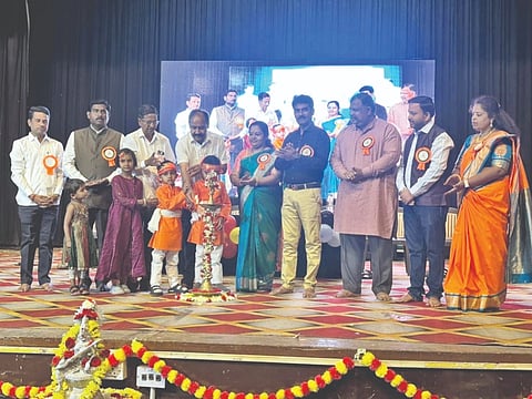 ವಿಜಯಪುರದ ಕಂದಗಲ್ಲ ಹನುಮಂತರಾಯ ರಂಗಮAದಿರದಲ್ಲಿ ಚೇತನಾ ಆಂಗ್ಲ ಮಾಧ್ಯಮ ಪ್ರಾಥಮಿಕ ಶಾಲೆಯ ವಾರ್ಷಿಕೋತ್ಸವ ಹಾಗೂ ಸಾಂಸ್ಕೃತಿಕ ಉತ್ಸವ ಕಾರ್ಯಕ್ರಮವನ್ನು ಹಾಸಿಂಪೀರ ವಾಲಿಕಾರ ಉದ್ಘಾಟಿಸಿದರು. ಎ.ಎಚ್. ಕೊಳಮಲಿ, ರಾಜಶ್ರೀ ಜುಗತಿ, ರೋಹಿತ ಜುಗತಿ ಮತ್ತಿತರರಿದ್ದಾರೆ.