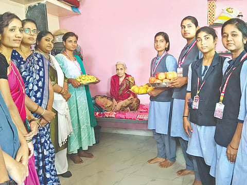 ವಿಜಯಪುರದ ಬಂಗಾರಮ್ಮ ಸಜ್ಜನ ಕಲಾ, ವಾಣಿಜ್ಯ ಮತ್ತು ವಿಜ್ಞಾನ ಮಹಿಳಾ ಮಹಾವಿದ್ಯಾಲಯದ ವತಿಯಿಂದ ನಡೆದ ವಿಶ್ವ ರೆಡ್ ಕ್ರಾಸ್ ದಿನಾಚರಣೆ ಅಂಗವಾಗಿ ವೃದ್ಧಾಶ್ರಮ ನಿವಾಸಿಗಳಿಗೆ ಹಣ್ಣುಗಳನ್ನು ವಿತರಿಸಲಾಯಿತು. ಶಕುಂತಲಾ ಪಾಟೀಲ, ಭಕ್ತಿ ಮಹೀಂದ್ರಕರ, ಎಚ್.ಎಸ್. ದೇಸಾಯಿ ಮತ್ತಿತರರಿದ್ದಾರೆ.
