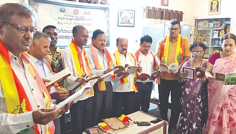 ವಿಜಯಪುರದ ಸ್ವಾತಂತ್ರೃಯೋಧರ ಕಾಲನಿಯಲ್ಲಿನ ಸಾಹಿತಿ ಸಂಗಮೇಶ ಬಾದಾಮಿ ಅವರ ನಿವಾಸದಲ್ಲಿ ಮನೆಗೊಂದು ಗ್ರಂಥಾಲಯ ಅನುಷ್ಠಾನ ಕಾರ್ಯಕ್ರಮ ನಡೆಯಿತು. ಕುಶಾಲ ಬರಗೂರ, ಶಂಕರ ಬೈಚಬಾಳ, ಮುರುಗೇಶ ಸಂಗಮ ಮತ್ತಿತರರಿದ್ದಾರೆ.