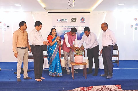 ವಿಜಯಪುರದ ಆರ್‌ಕೆಎಂ ಪಿಯು ವಿಜ್ಞಾನ ಮತ್ತು ವಾಣಿಜ್ಯ ಕಾಲೇಜಿನಲ್ಲಿ ಹಮ್ಮಿಕೊಂಡಿದ್ದ ವಿದ್ಯಾರ್ಥಿಗಳ ಬೀಳ್ಕೊಡುಗೆ ಸಮಾರಂಭವನ್ನು ಗಣ್ಯರು ಉದ್ಘಾಟಿಸಿದರು. ಶಂಭುಲಿAಗಯ್ಯ ಕರ್ಪೂರಮಠ, ಕಲ್ಮೇಶ ಅಸಂಗಿ, ಮೇಧಾ ಹಿರೇಮಠ ಮತ್ತಿತರರಿದ್ದಾರೆ.