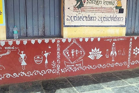ಕಂಪಸಾಗರ ಗ್ರಾಮದ ಸರ್ಕಾರಿ ಪ್ರಾಥಮಿಕ ಶಾಲೆಯ ಗೋಡೆಯ ಮೇಲೆ ಬಿಡಿಸಿರುವ ವರ್ಲಿ ಶೈಲಿಯ ಚಿತ್ರ. 