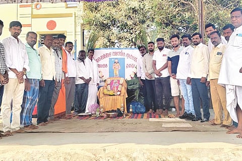 ಬೇವಿನಹಳ್ಳಿಯಲ್ಲಿ ಮಡಿವಾಳ ಮಾಚಿದೇವ ಜಯಂತಿ ಆಚರಿಸಲಾಯಿತು. ಮಡಿವಾಳ ಸಮಾಜ ಅಧ್ಯಕ್ಷ ಯಲ್ಲಪ್ಪ ಮಡಿವಾಳ, ಗ್ರಾಪಂ ಮಾಜಿ ಸದಸ್ಯ ಭೀಮಣ್ಣ ಮೂಲಿಮನಿ, ಪ್ರಮುಖರಾದ ಕೃಷ್ಣಪ್ಪ ಮಡ್ಡಿ, ಶಿವಮೂರ್ತಿ ಮೂಲಿಮನಿ ಇತರಿದ್ದರು.