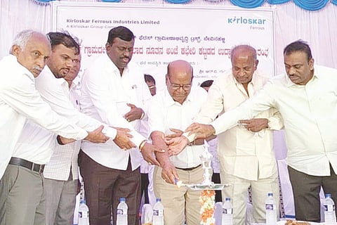 ಹಿಟ್ನಾಳ ಗ್ರಾಮದಲ್ಲಿ ನಿರ್ಮಿಸಲಾದ ಅಂಚೆ ಕಚೇರಿ ಕಟ್ಟಡ ಉದ್ಘಾಟನಾ ಕಾರ್ಯಕ್ರಮಕ್ಕೆ ಸಂಸದ ರಾಜಶೇಖರ ಹಿಟ್ನಾಳ  ಚಾಲನೆ ನೀಡಿದರು. ಶಾಸಕ ರಾಘವೇಂದ್ರ ಹಿಟ್ನಾಳ, ಮಾಜಿ ಶಾಸಕ ಕೆ.ಬಸವರಾಜ ಹಿಟ್ನಾಳ, ಪ್ರಮುಖರಾದ ಶಿವಸ್ವಾಮಿ, ಉದ್ಧವ್ ಕುಲಕರ್ಣಿ, ಮಾರುತಿ ಇತರರಿದ್ದರು.