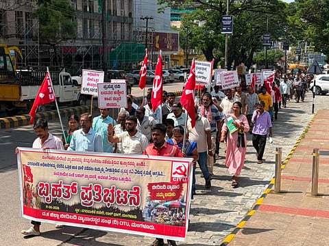 ಮಂಗಳೂರು ಮಹಾನಗರ ಪಾಲಿಕೆ ಕಚೇರಿ ಎದುರು ದಕ್ಷಿಣ ಕನ್ನಡ ಜಿಲ್ಲಾ ಬೀದಿಬದಿ ವ್ಯಾಪಾರಸ್ಥರ ಸಂಘ (ಸಿಐಟಿಯು) ನೇತೃತ್ವದಲ್ಲಿ ಪ್ರತಿಭಟನೆ ನಡೆಯಿತು.