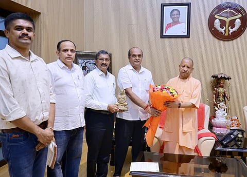   ಉತ್ತರ ಪ್ರದೇಶ ಸಿಎಂ ಶ್ರೀ ಯೋಗಿ ಆದಿತ್ಯನಾಥ ಅವರನ್ನು ಕ್ಯಾಂಪ್ಕೋ ಅಧ್ಯಕ್ಷ ಎಸ್.ಆರ್. ಸತೀಶ್ಚಂದ್ರ ಮತ್ತು ವ್ಯವಸ್ಥಾಪಕ ನಿರ್ದೇಶಕ ಡಾ.ಬಿ.ವಿ. ಸತ್ಯನಾರಾಯಣ ಭೇಟಿ ಮಾಡಿ ಮನವಿ ಸಲ್ಲಿಸಿದರು.