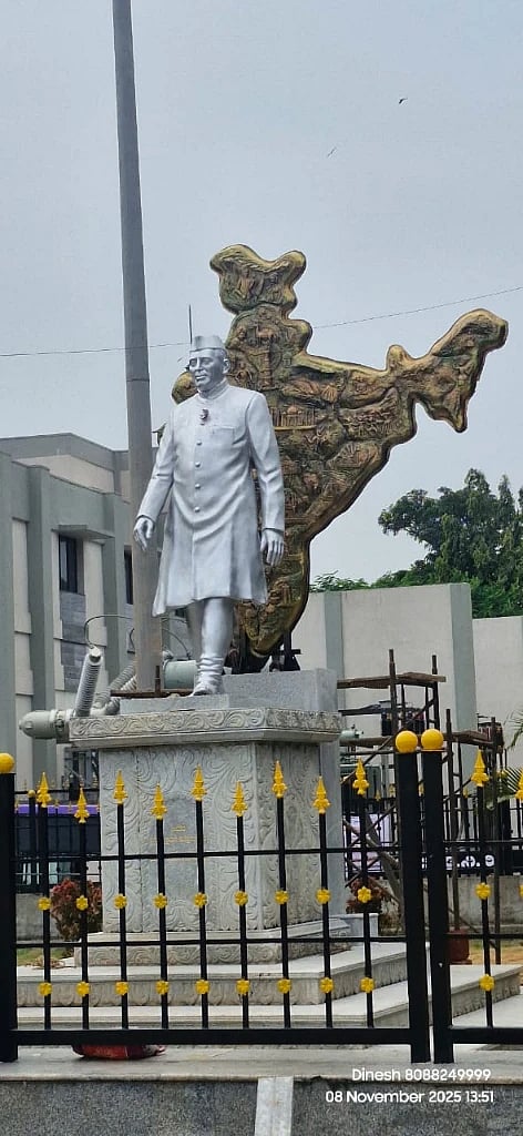 ನೆಹರು ಮೈದಾನದಲ್ಲಿರುವ ಮಾಜಿ ಪ್ರಧಾನಿ ಜವಾಹರ್‌ಲಾಲ್ ನೆಹರು ಅವರ ಪ್ರತಿಮೆ