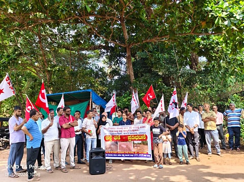 ಕಾನ -ತೋಕೂರು -ಜೋಕಟ್ಟೆ ರಸ್ತೆ ಅವ್ಯವಸ್ಥೆ ಸರಿಪಡಿಸಲು ಒತ್ತಾಯಿಸಿ ನಡೆದ ಪ್ರತಿಭಟನೆಯಲ್ಲಿ ಬಿ.ಕೆ.ಇಮ್ತಿಯಾಜ್, ಸಂತೋಷ್ ಬಜಾಲ್, ಲಿಗೋರಿ ಜಾರ್ಜ್ ಮೊದಲಾದವರಿದ್ದರು.