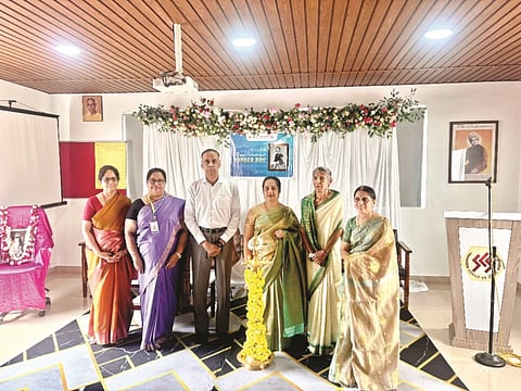 ದಾದಿಯರ ದಿನಾಚರಣೆಯಲ್ಲಿ ಪ್ರೊ.ಲೋಲಿಟಾ ಎಸ್.ಎಂ.ಡಿಸೋಜ, ಡಾ.ಚಂದ್ರಶೇಖರ್ ಜೆ.ಸೊರಕೆ, ಡಾ.ಜೀವರಾಜ್ ಸೊರಕೆ ಮೊದಲಾದವರಿದ್ದರು.